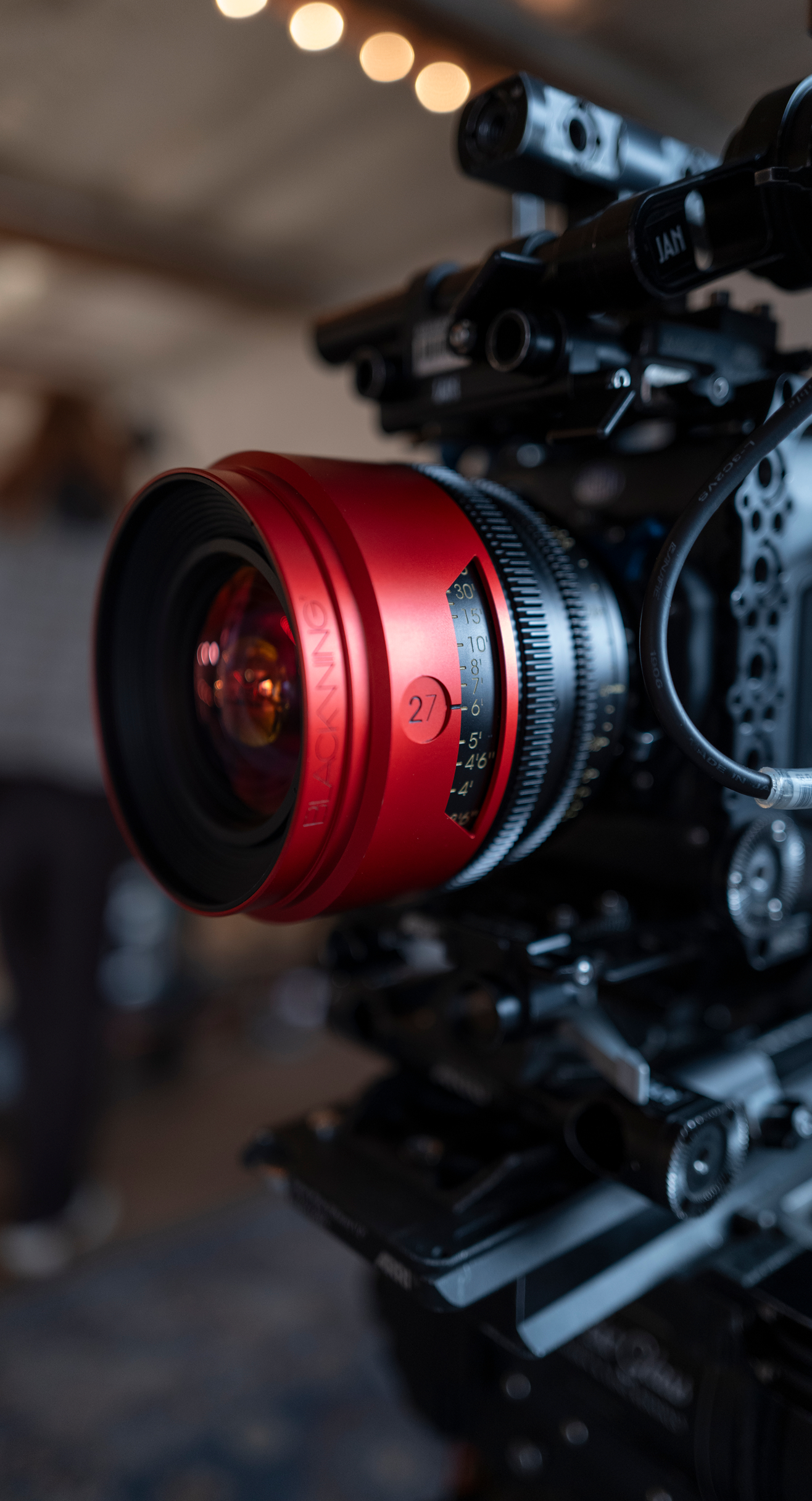Close de uma lente vermelha de cinema